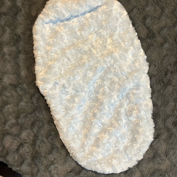 NWT Blankets & Beyond Blue Swaddle Beautiful Baby Blue Color. Perfect for Baby! - Picture 11 of 13
